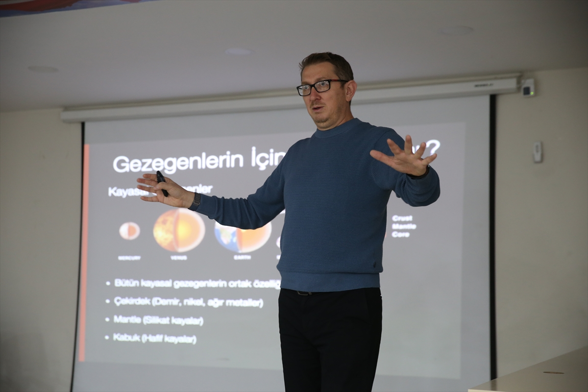 NASA'da görevli Türk astrofizikçi, Hakkarili öğrencilere uzayı anlattı