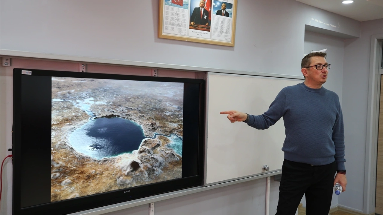 Hakkarili öğrencilerin uzaya ilgisi NASA görevlisi astrofizikçiyi mutlu etti