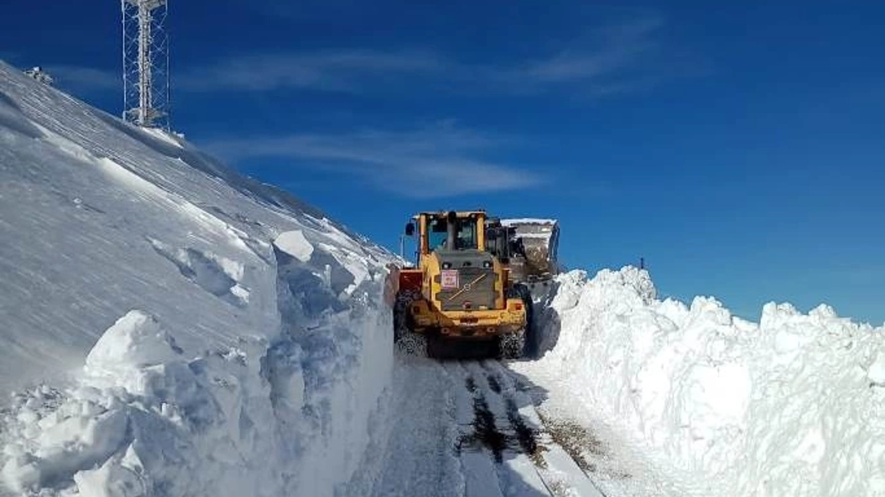 Yüksekova'da kar kalınlığı 1 metreyi aştı