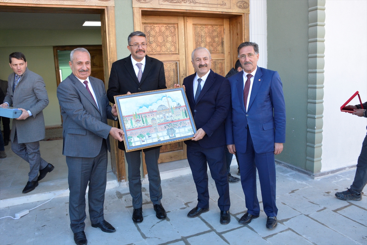 Hakkari'de 3 katlı cami hizmete açıldı