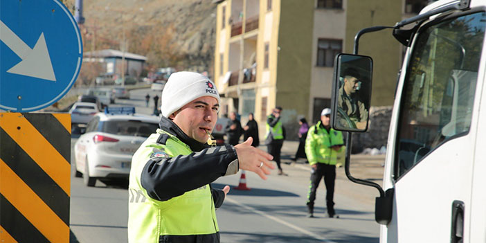 Hakkari'de jandarma ve polis 'lastik' denetimi yaptı