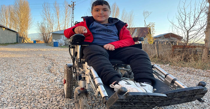 Tekerlekli sandalyeye mahkum Burak, yollarının asfaltlanmasını istiyor