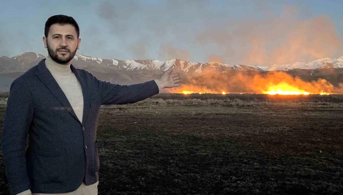 Hakkari'deki Nehil Sazlığında Çıkan Yangın Devam Ediyor
