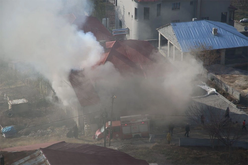 Yüksekova'da çıkan yangın korkuttu