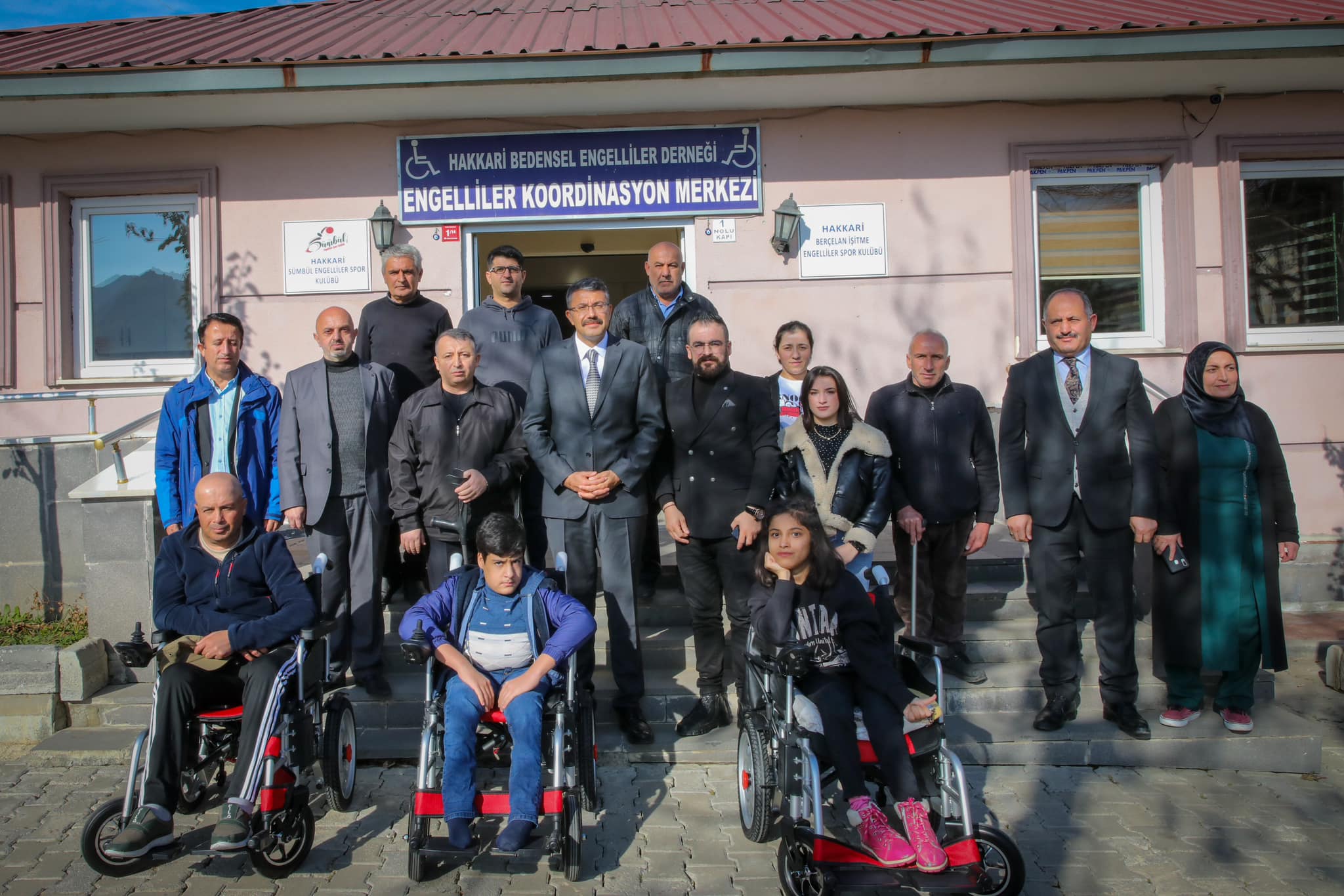 Hakkari'deki engellilere tekerlekli sandalye desteği!