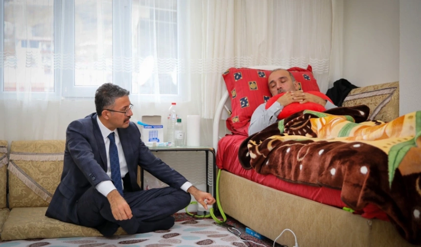 Vali Çelik Madenci Özkan'ı evinde ziyaret etti