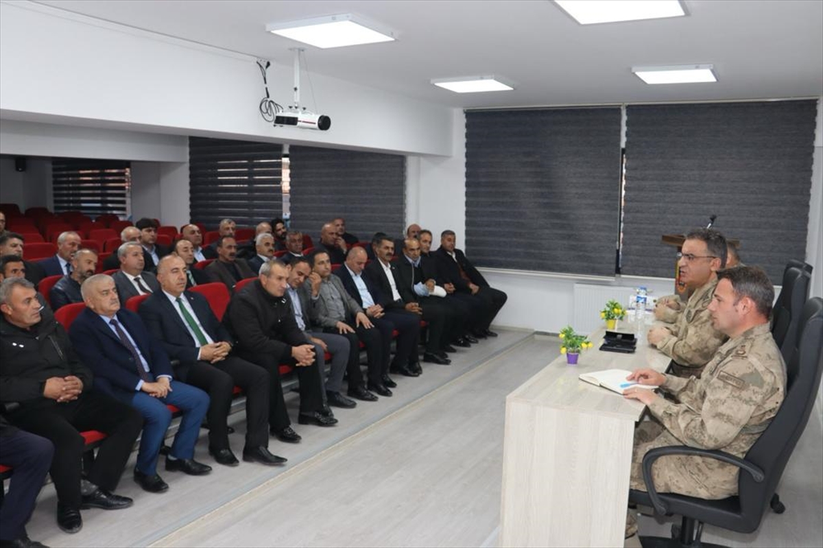 Çarıkcıoğlu, muhtarlarla bir araya geldi