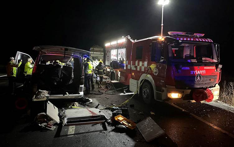 Kamyona arkadan çarpan minibüsteki 5 kişi öldü