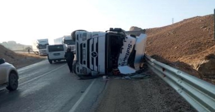 Yüksekova'da Tır Devrildi: 1 Yaralı