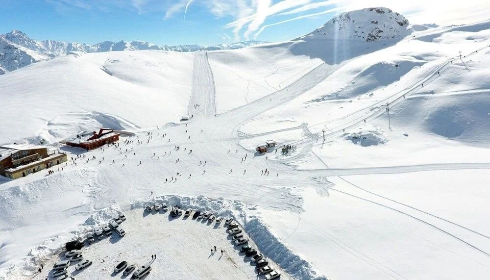Hakkari Merga Bütan'da kar kalınlığı 47 santimetreye ulaştı!