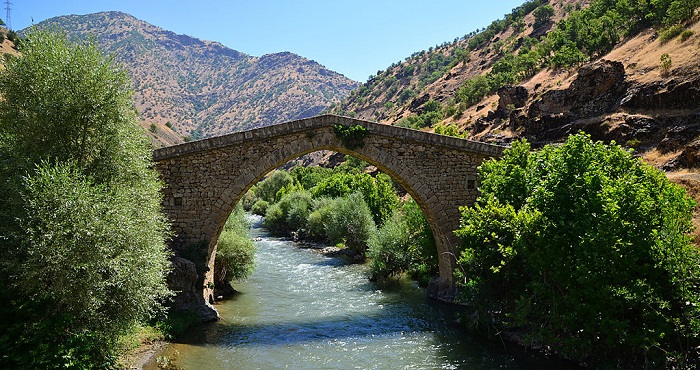 Şemdinli’de Tarihi Nehri köprüsü göz kamaştırıyor