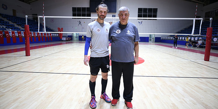 Samsunlu baba ve oğlu, Hakkari'de voleybol takımının başarısı için ter döküyor