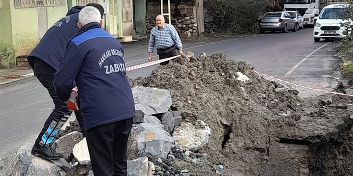 Hakkari’de mahalle yolu çöktü
