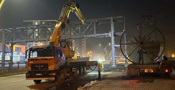 Yüksekova'da yapılan üst geçit sökülüyor