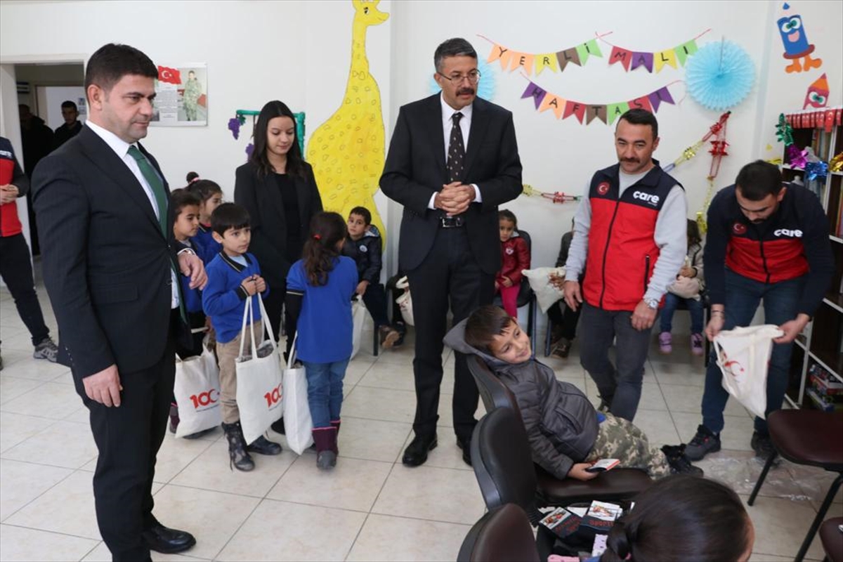 Hakkari'de 300 öğrenciye bot ve mont yardımı yapıldı