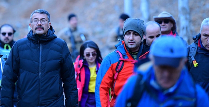 Hakkari'nin güzelliklerini keşfediyor