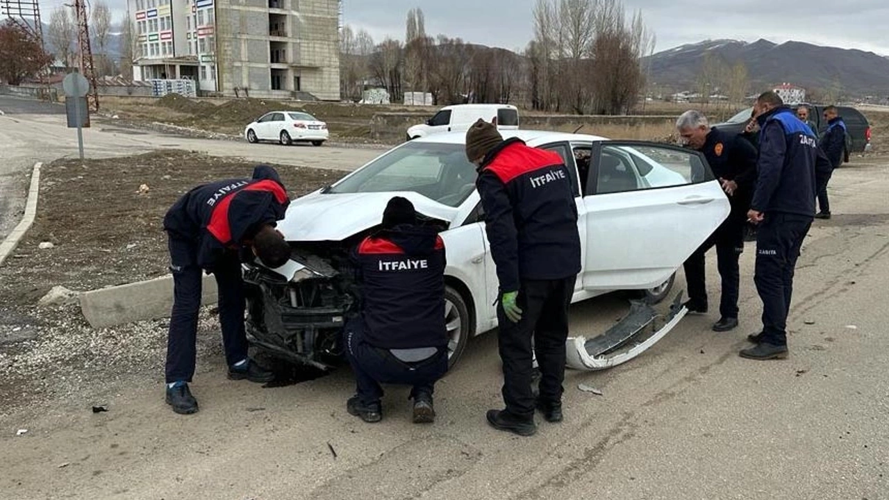 Yüksekova'da trafik kazası: 2'si ağır 3 yaralı