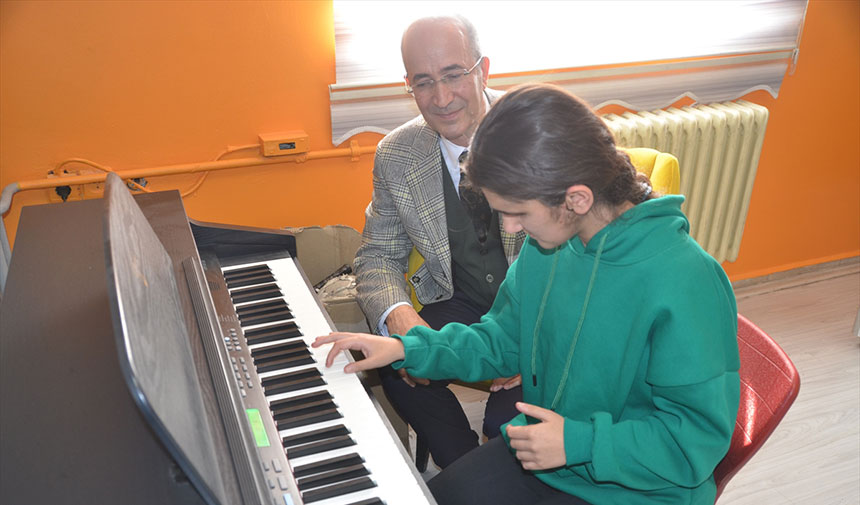 Başkan Büyüksu'dan engelli öğrenciye piyano