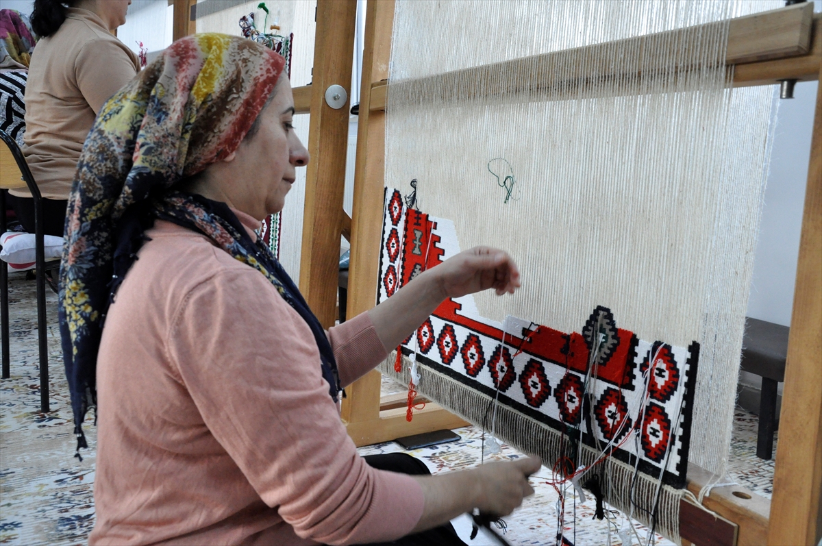 Çukurcalı kadınlar kilim atölyelerinde dokuma kültürünü yaşatıyor