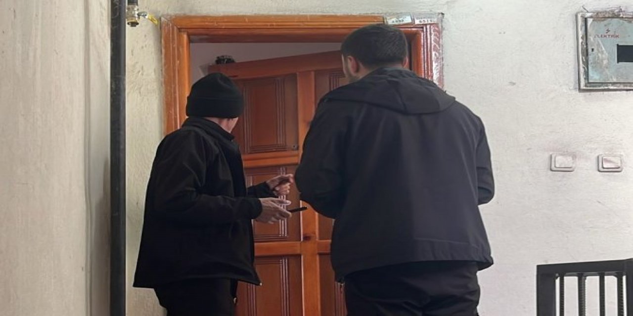 Belediye ekipleri çöp saatleri için broşür dağıttı