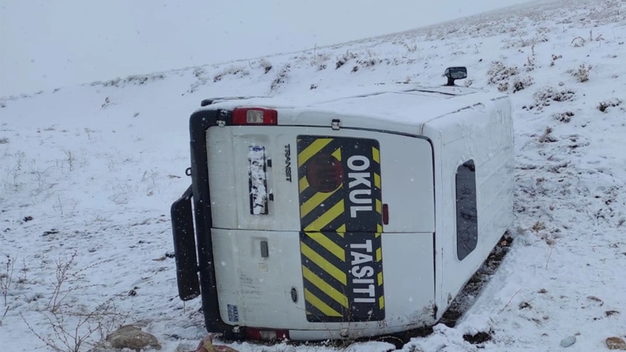 Yüksekova'da okul taşıtı yoldan çıktı :3 yaralı