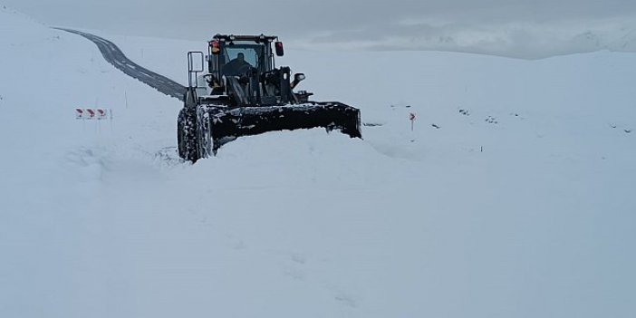 Hakkari'de 4 yerleşim yolu ulaşıma kapandı
