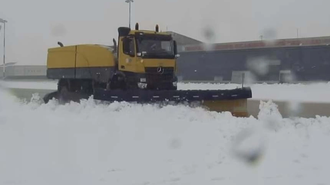 Yüksekova'da uçak seferleri iptal edildi