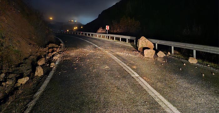 Hakkari-Çukurca karayoluna dev kayalar düştü