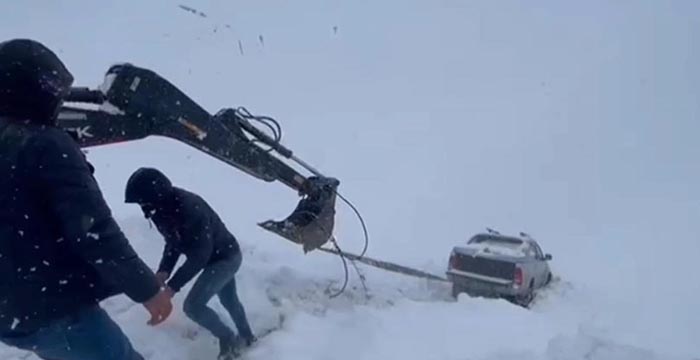 Hakkari’de yoldan çıkan araç ve içindekiler kurtarıldı