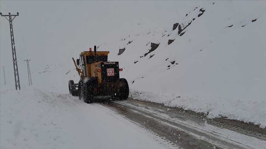 Hakkari'de 144 yerleşim yeri yolu kardan kapandı