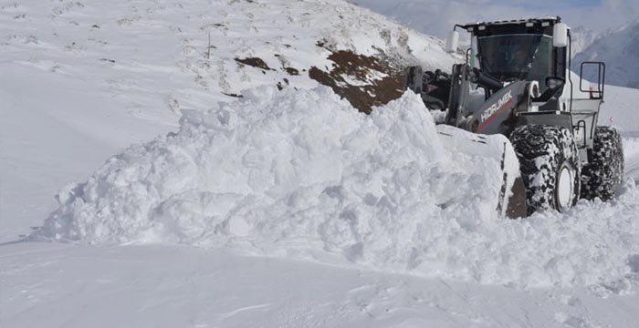 Kardan kapanan köy yollarında hummalı çalışma