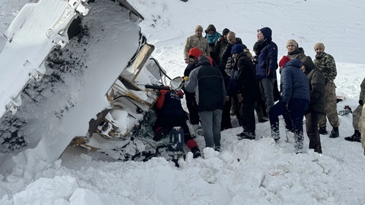 İş makinesi uçuruma yuvarlandı 4 kişi hayatını kaybetti