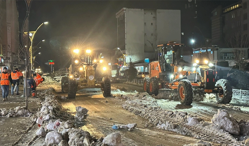 Yüksekova'da çarşı merkezi kardan temizlendi