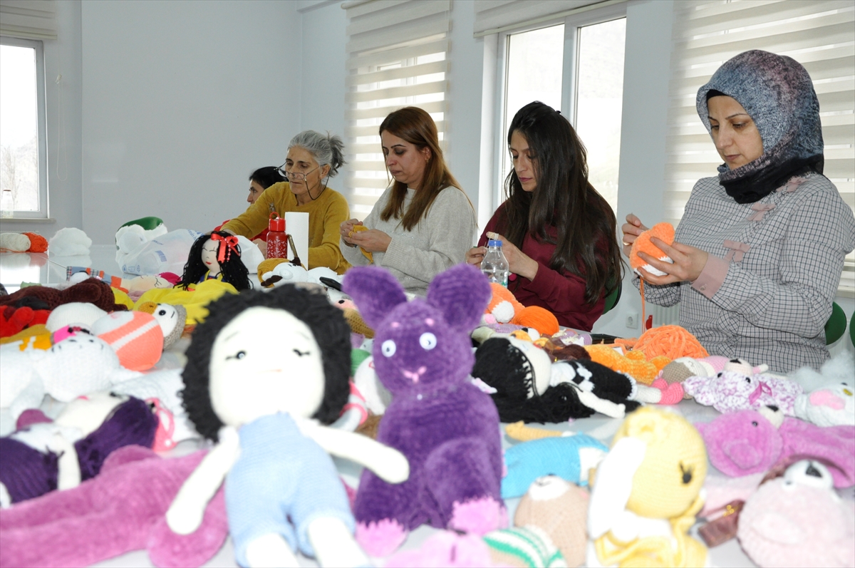Çukurca'da usta öğretici kadınlar çocuklar için örgü bebek yapıyor