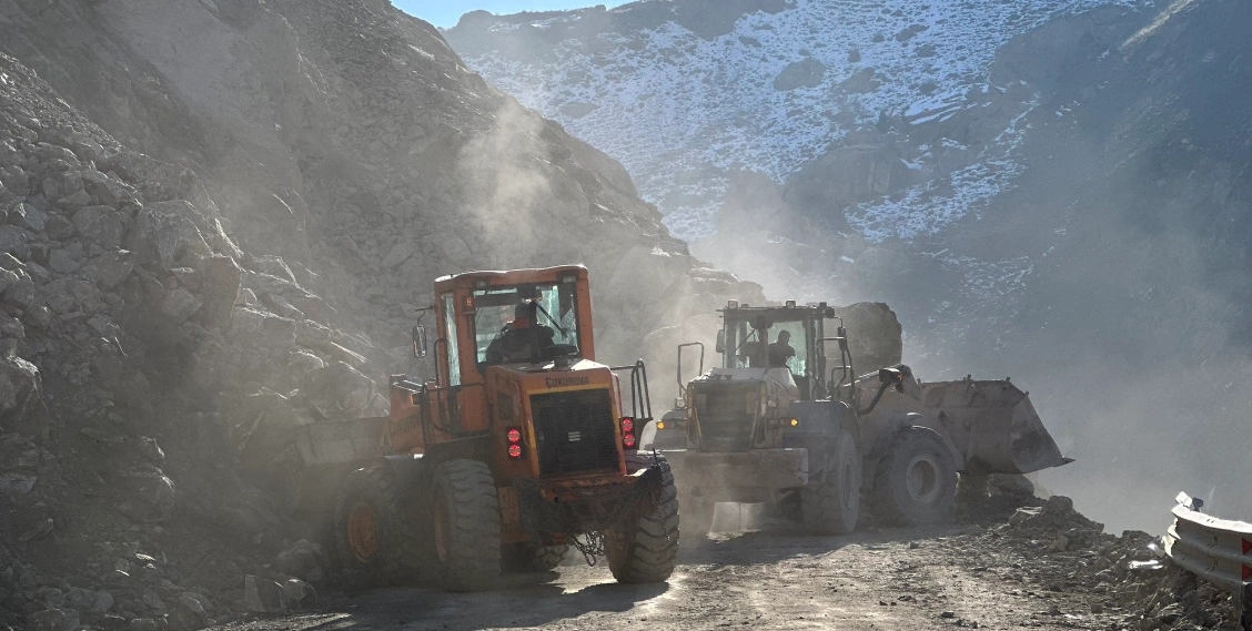 Heyelan sonucu Yüksekova'nın Van ve Hakkari ile ulaşımı kesildi