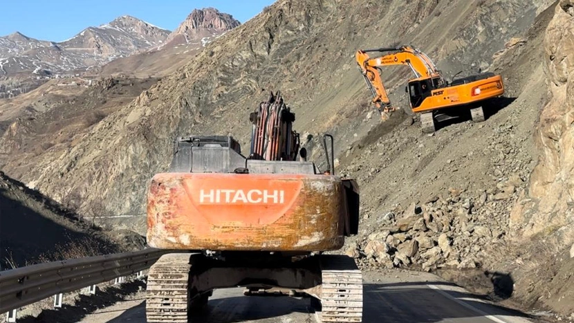 Hakkari-Yüksekova yolu geçici olarak ulaşıma açıldı