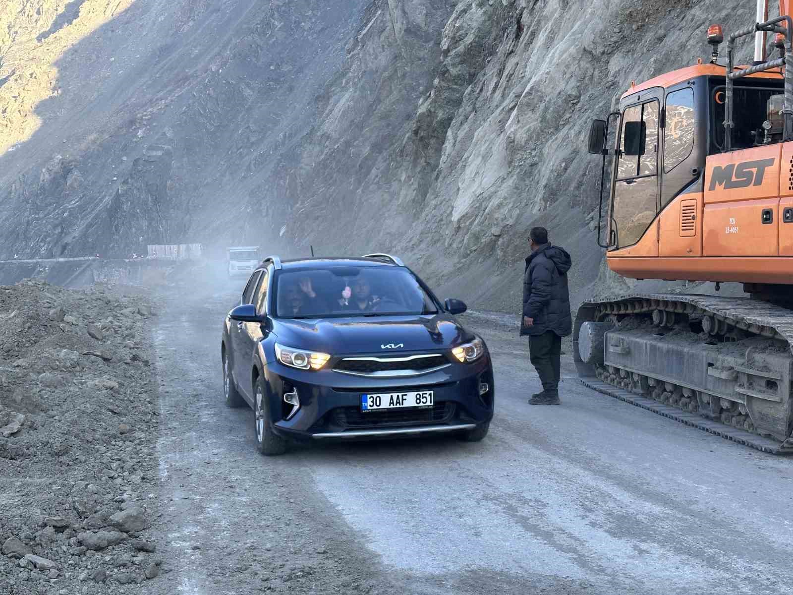 Hakkari- Yüksekova yolu kontrollü olarak açıldı