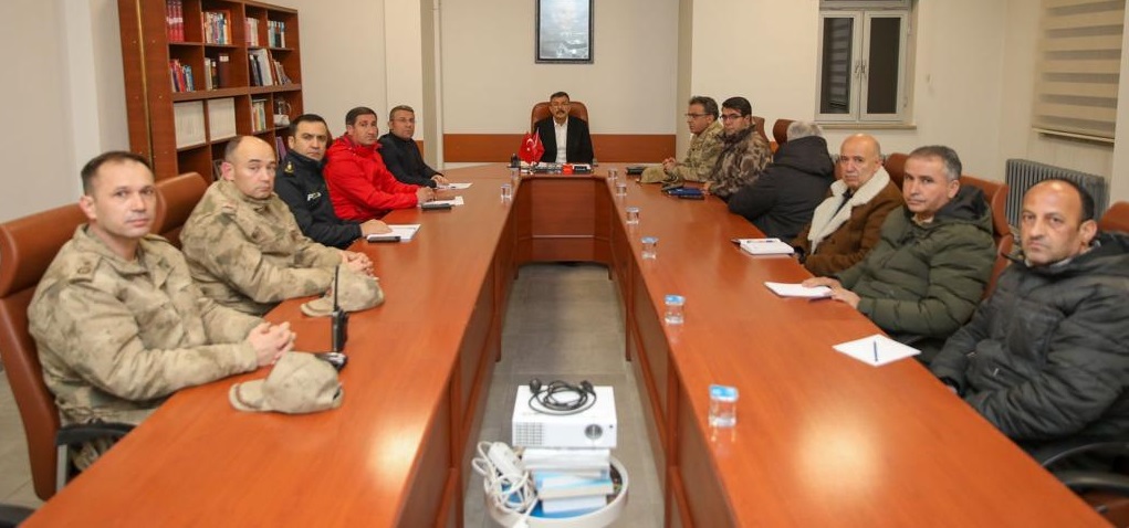 Deprem sonrası Vali Çelik Yüksekova'da!