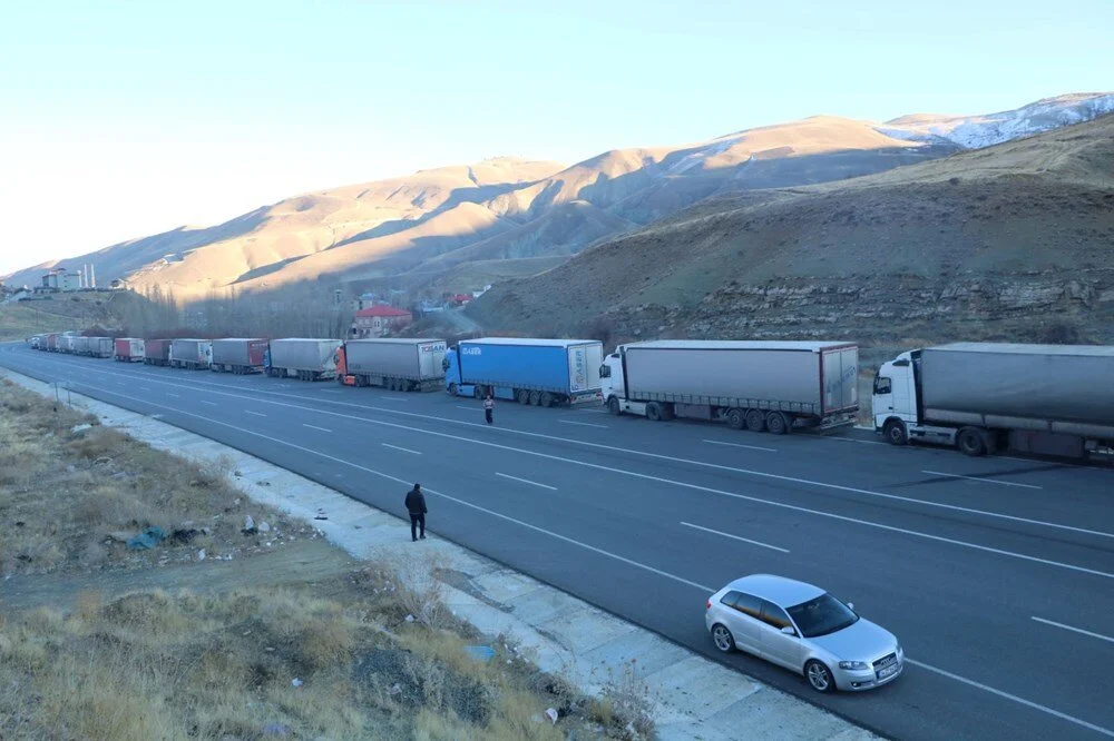 Hakkari- İran sınırında 10 kilometrelik TIR kuyruğu