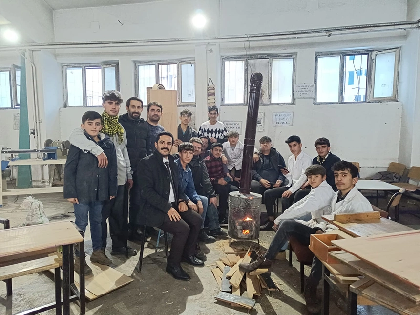 Yüksekova'da öğrenciler hem okuyor hem çalışıyor