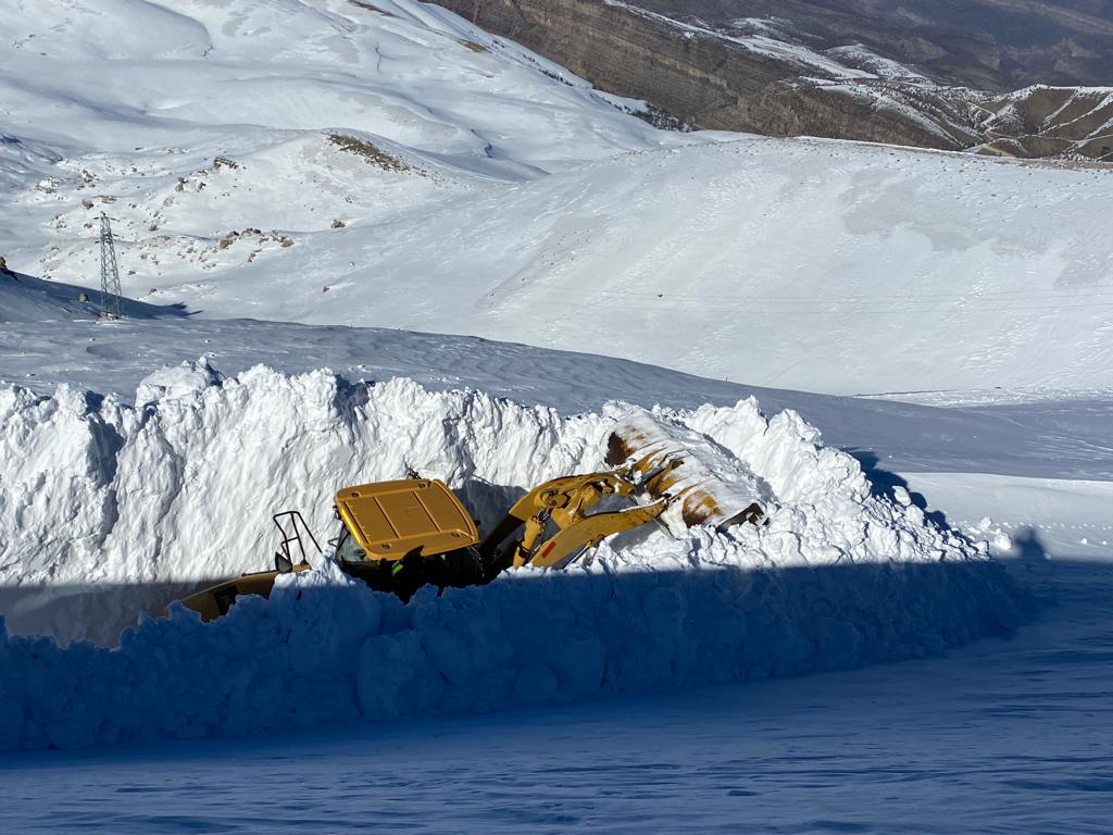 Hakkari'de ekiplerin 5 metre karla zorlu mücadelesi