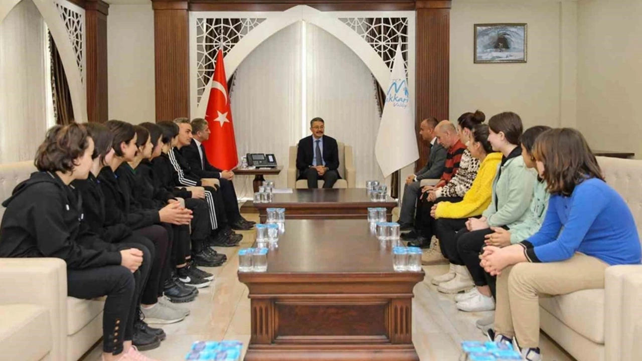 Vali Çelik, şampiyonları makamında kabul etti