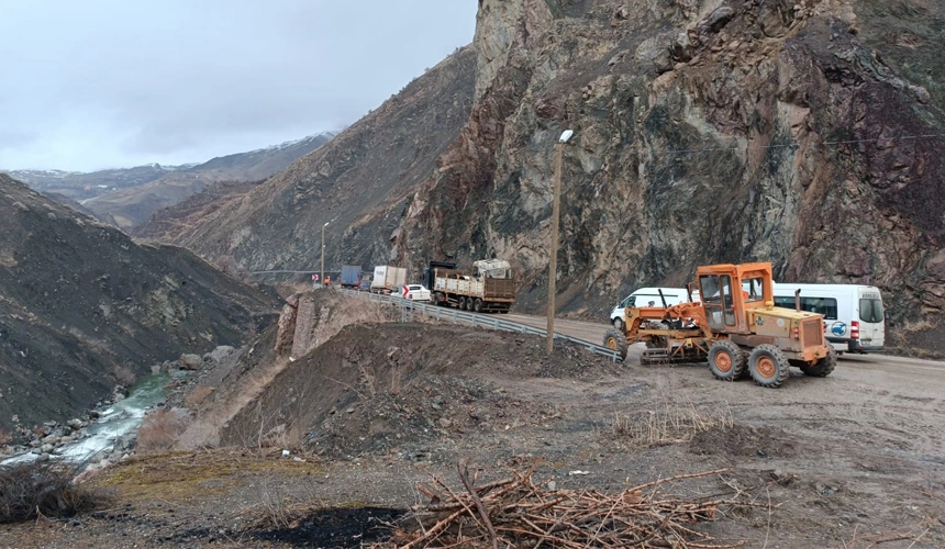 Hakkari- Yüksekova yolu heyelan nedeniyle yarım saat kapalı kaldı