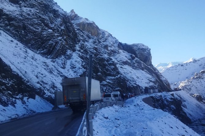 Yüksekova yolu heyelan nedeniyle trafiğe kapatıldı