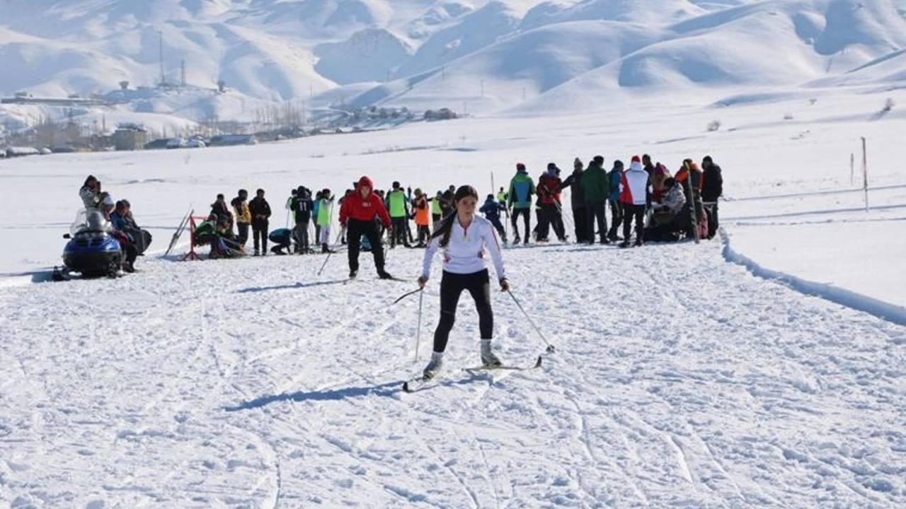 Yüksekova'da kayaklı koşu yarışması yapıldı
