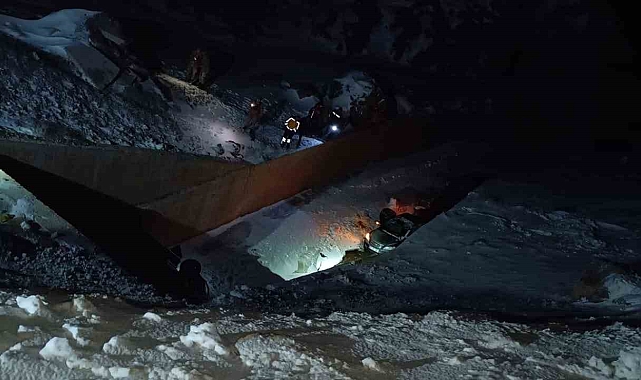 Hakkari-Van karayolunda 3 araç şarampole yuvarlandı