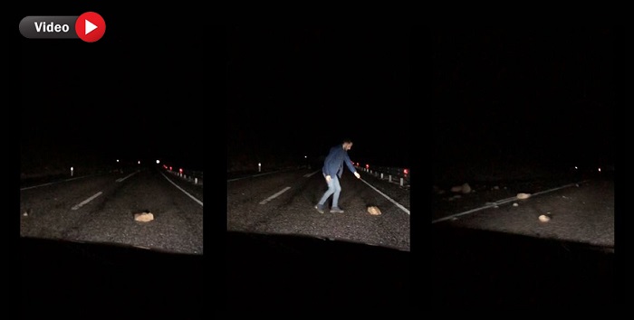 Hakkari karayoluna düşen kayalar korkutuyor