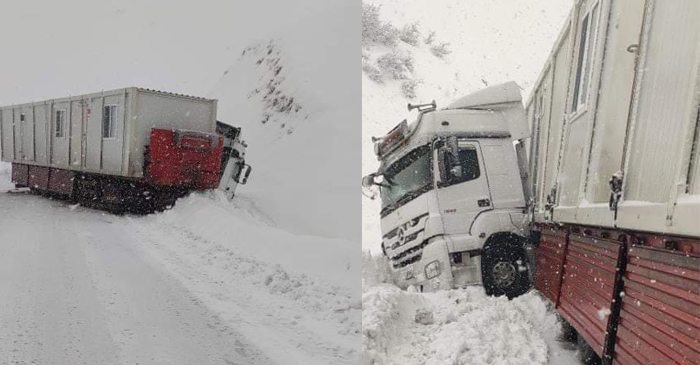 Yüksekova- Şemdinli karayolunda onlarca araç mahsur kaldı