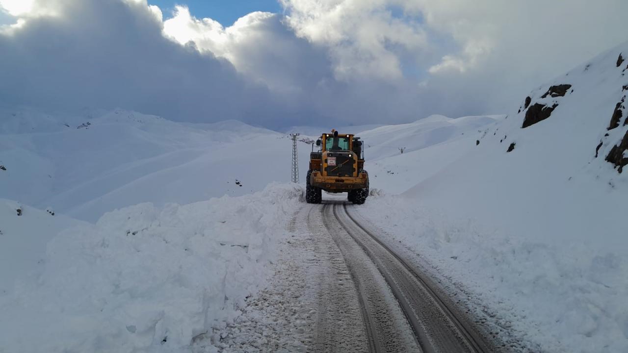 Hakkari'de 263 yerleşim yerinin yolu ulaşıma kapandı