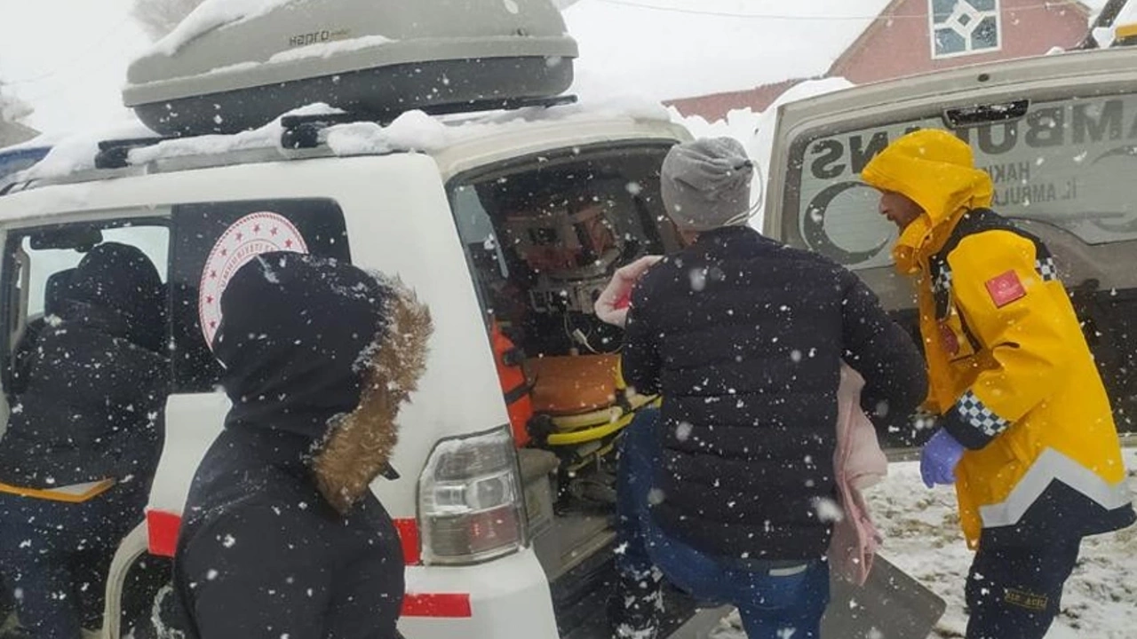 Köyde rahatsızlanan bebek hastaneye ulaştırıldı